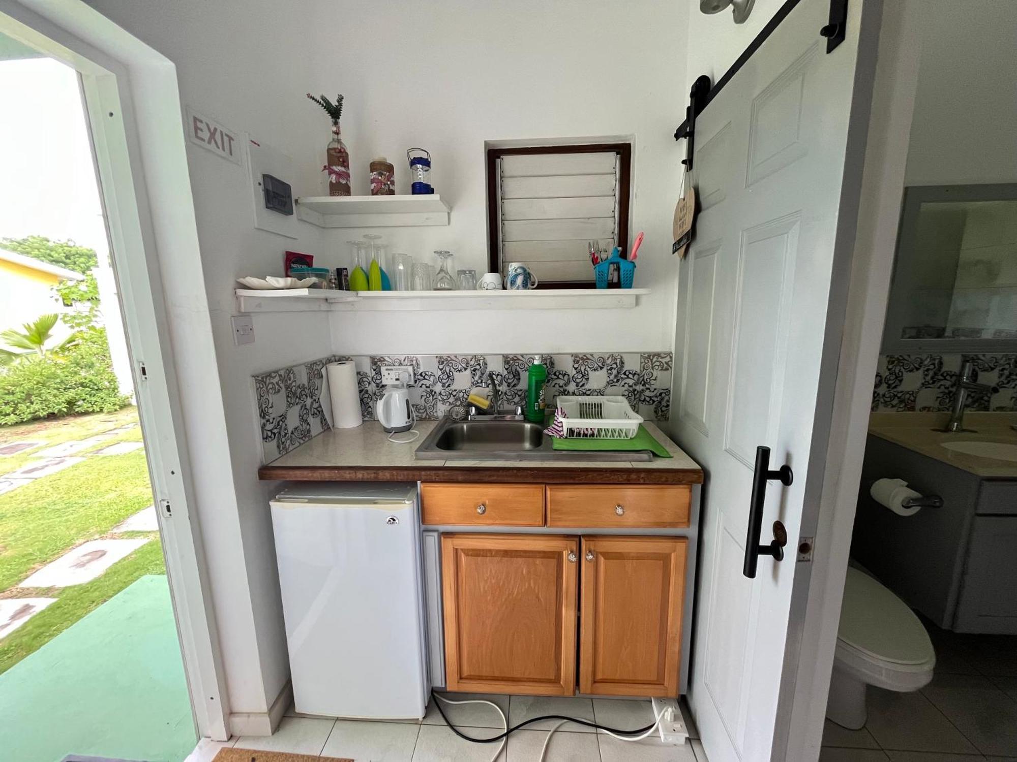 Waves Villa Guesthouse Kingstown Ngoại thất bức ảnh