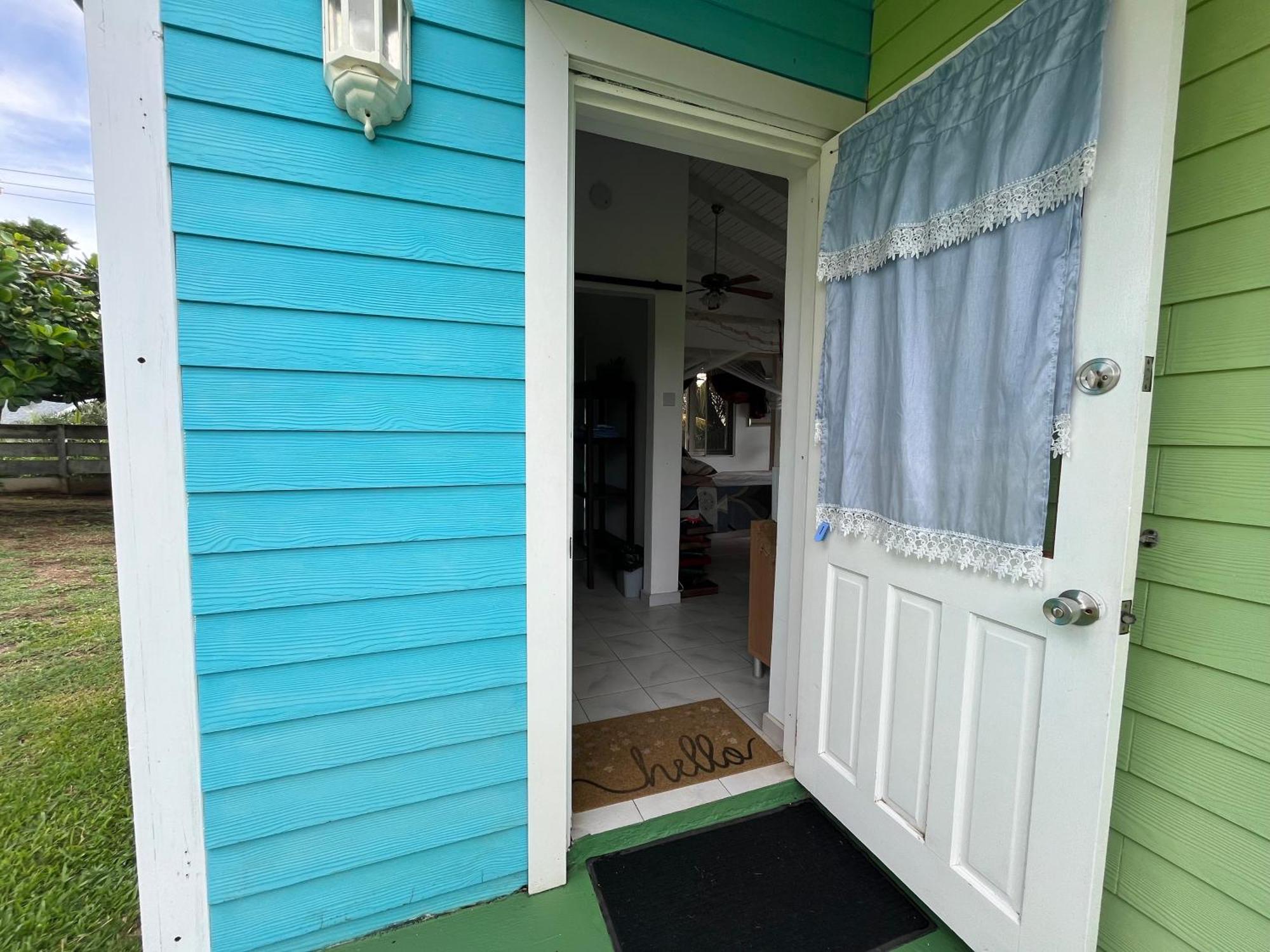 Waves Villa Guesthouse Kingstown Ngoại thất bức ảnh