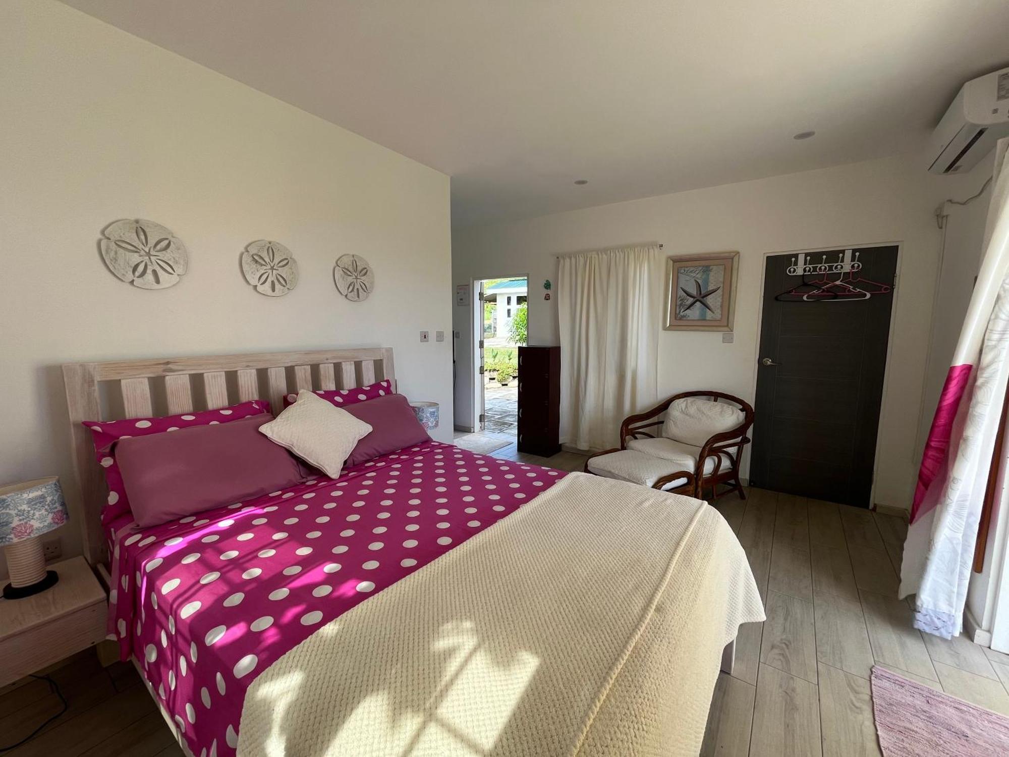 Waves Villa Guesthouse Kingstown Ngoại thất bức ảnh