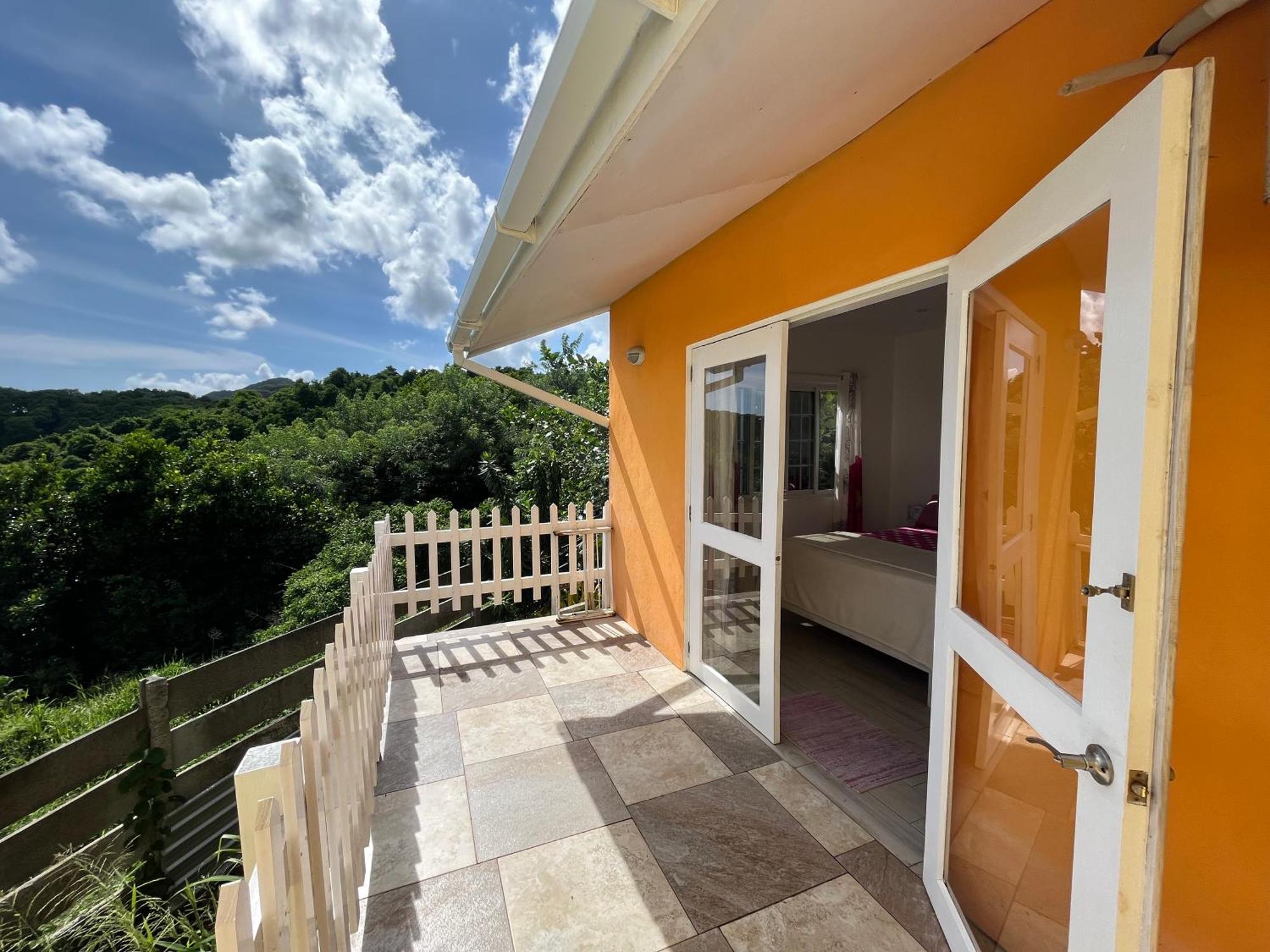 Waves Villa Guesthouse Kingstown Ngoại thất bức ảnh