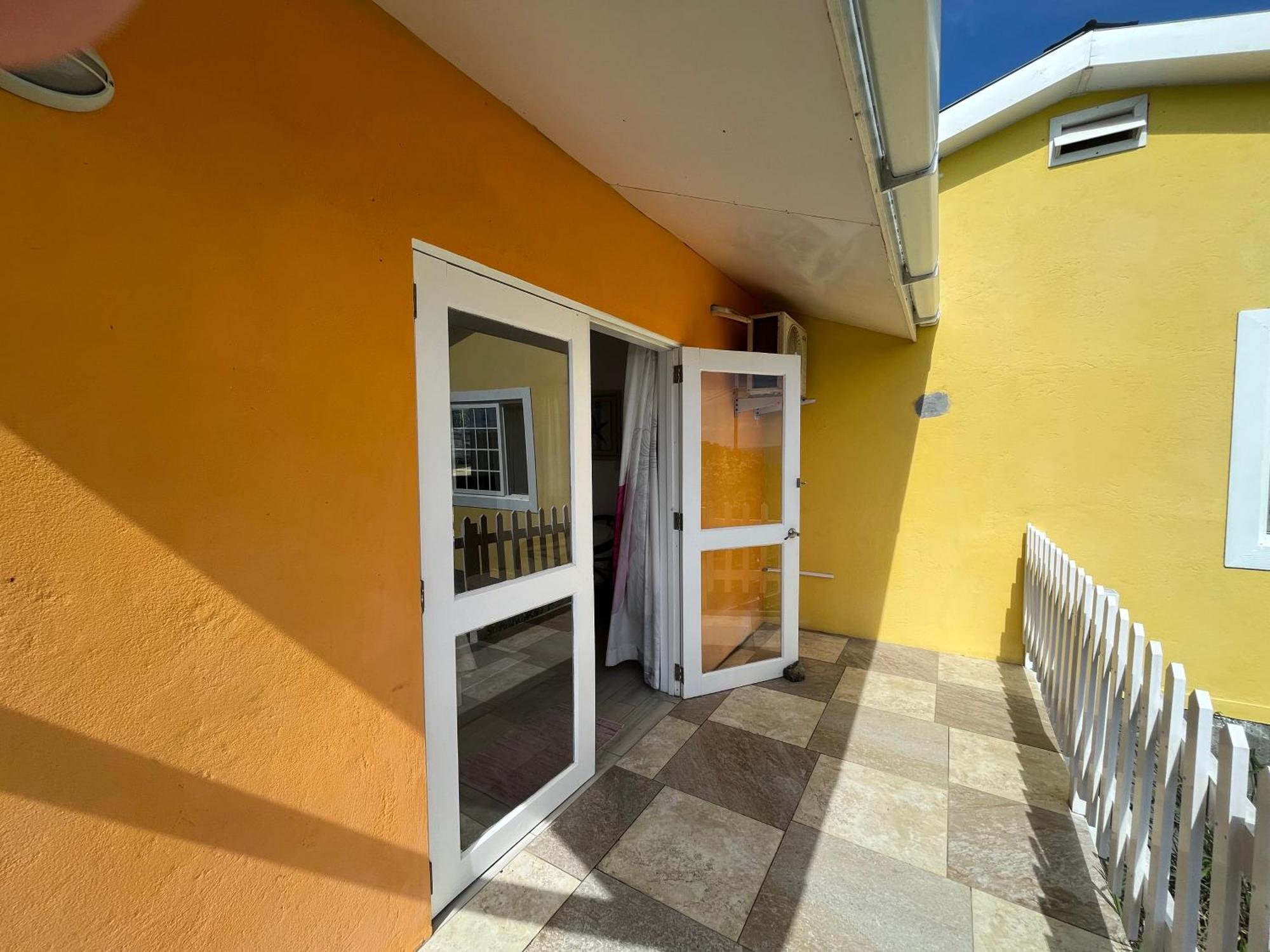 Waves Villa Guesthouse Kingstown Ngoại thất bức ảnh