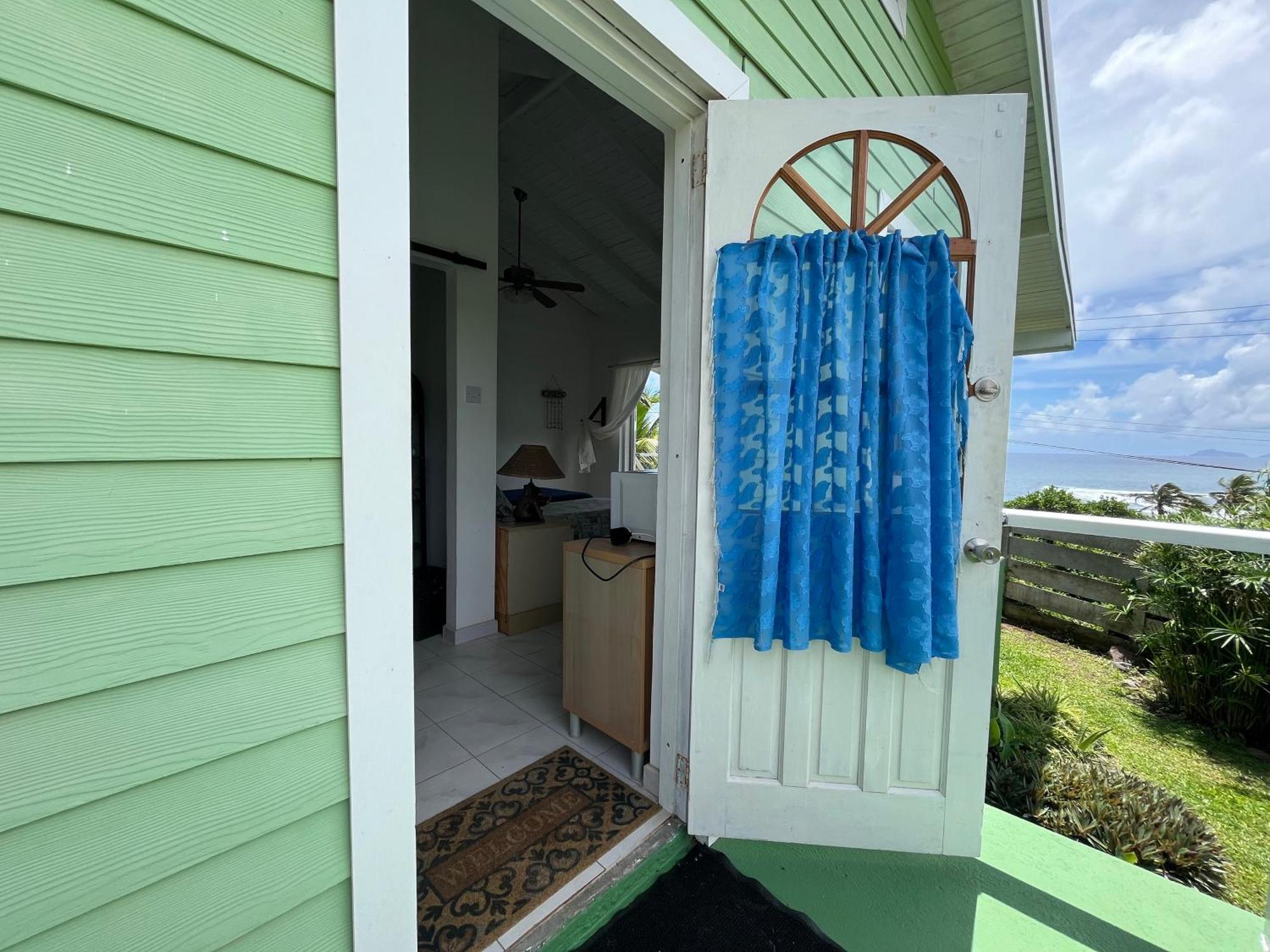 Waves Villa Guesthouse Kingstown Ngoại thất bức ảnh