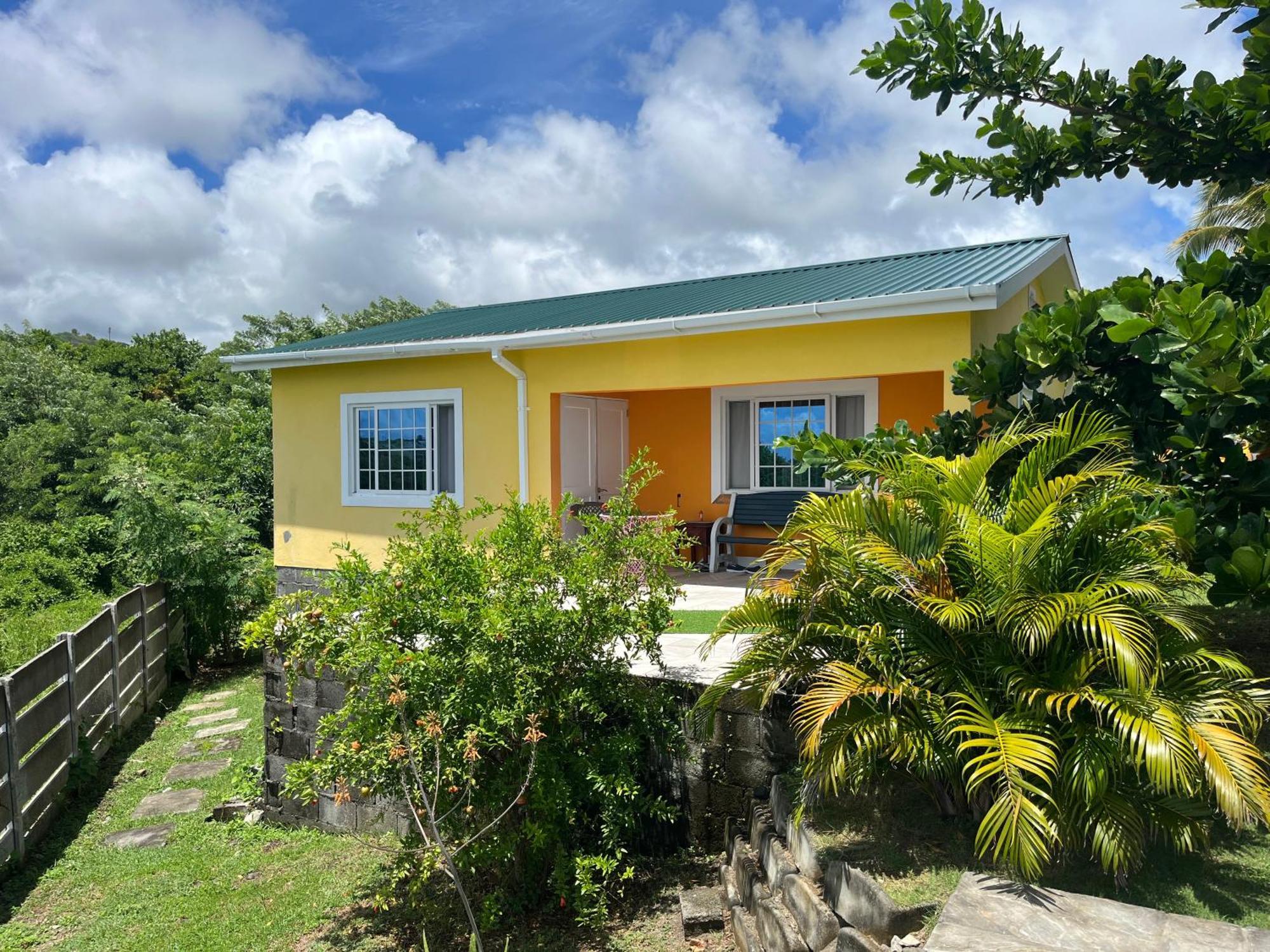 Waves Villa Guesthouse Kingstown Ngoại thất bức ảnh