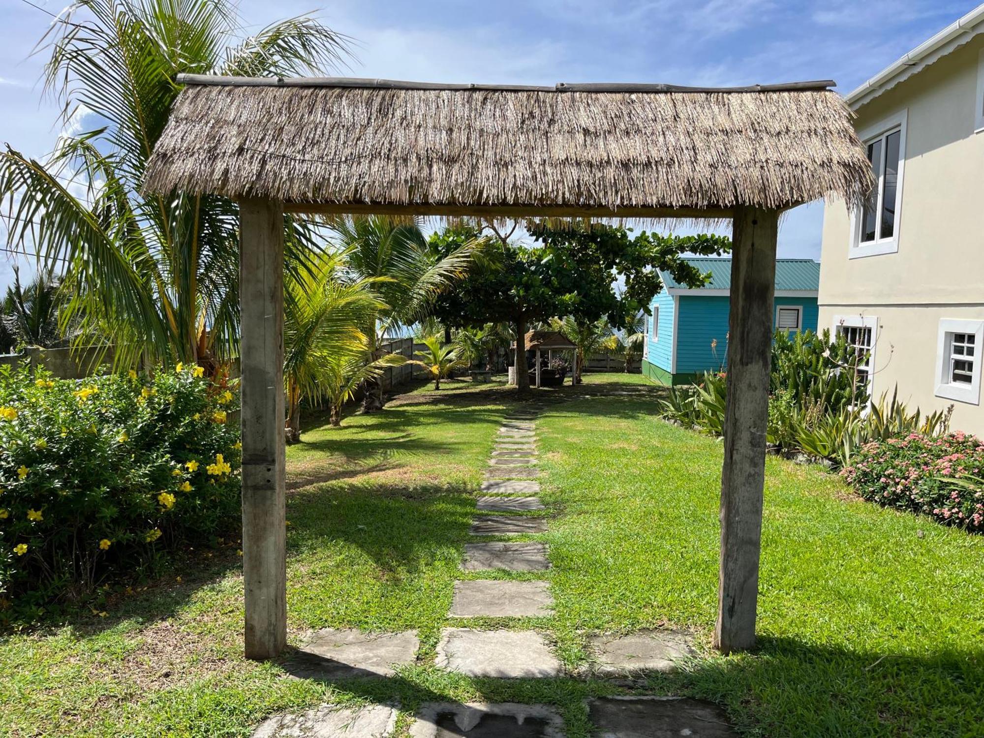 Waves Villa Guesthouse Kingstown Ngoại thất bức ảnh